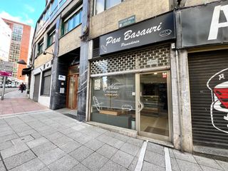 Alquiler Local Comercial en Kalero-Basozelai. Local muy comercial acondicionado actualmente como panadería en
