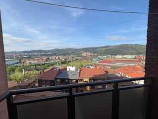 Piso en Kalero-Basozelai. Piso totalmente exterior con vistas despejadas de 2 dormitorios