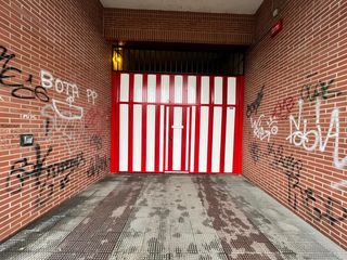 Aparcament cotxe a Kalero-Basozelai. Parcela de garaje amplia con buena maniobra en zona estación