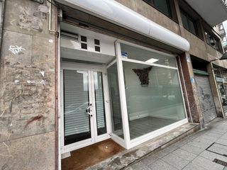 Alquiler Local Comercial en Kalero-Basozelai. Local comercial en buen estado con amplio escaparate en zona ayu