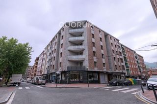 Etagenwohnung in Centro-Ariz-Uribarri. Piso de 2 dormitorios con ascensor cota 0 y fachada rehabilitada