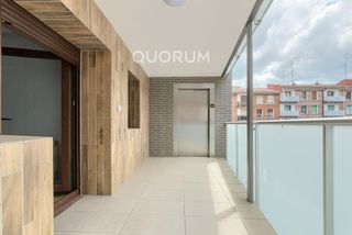 Etagenwohnung in Centro-Ariz-Uribarri. Piso de tres dormitorios con balcón amplio y ascensor cota cero
