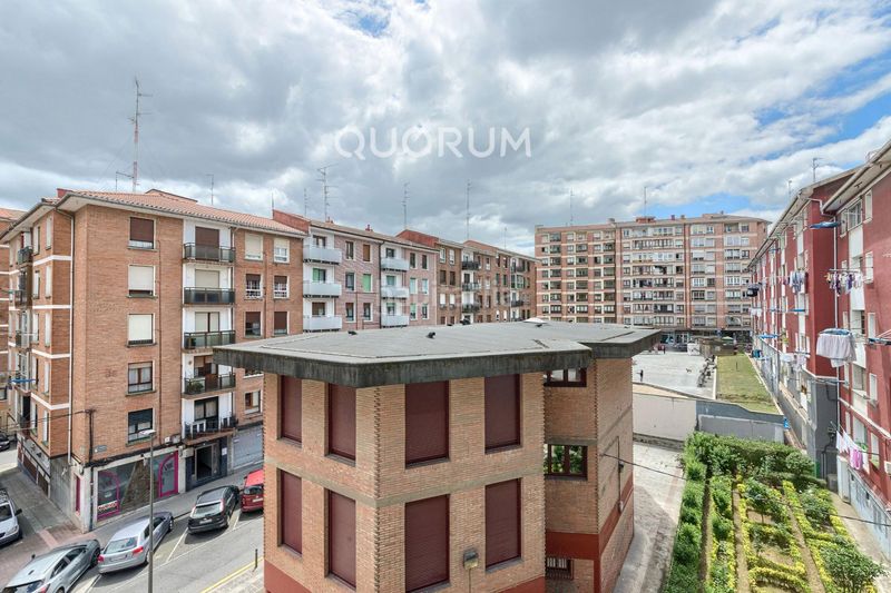 Foto 727495c8-b6e2-4d0f-b8ec-772d408773f7. Flat with heating in Centro-Ariz-Uribarri Basauri