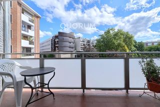 Appartement à Centro-Ariz-Uribarri. Piso de 3 dormitorios con 3 balcones, ascensor cota 0 y fachada