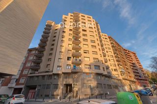 Appartamento in Centro-Ariz-Uribarri. Piso amplio y luminoso de 3 dorm. y 2 baños con parcela de garaj