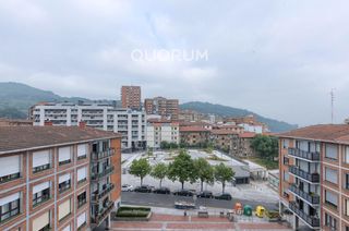 Appartamento in Centro-Ariz-Uribarri. Amplio piso de 3 dormitorios y 2 baños con amplio balcón y facha