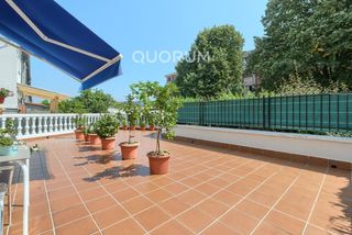 Casa adossada a San Miguel. Adosado para entrar a vivir de 4 dorm. y 3 baños con amplia terr