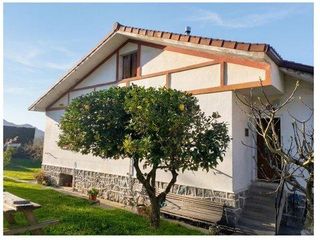 Chalet in Zaratamo. Precioso chalet de 5 dorm. y 3 baños con terreno de 250m2 en zar