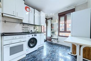 Piso en Kalero-Basozelai. Piso luminoso con vistas despejadas de 3 dormitorios con balcón