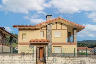 Chalet à Samano. Venta chalet unifamiliar en samano barrio de montealegre