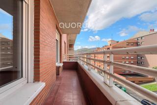 Pis a Etxebarri, Anteiglesia de San Esteban. Vivienda exterior 3 dormitorios, 2 baños con 2 balcones, garaje