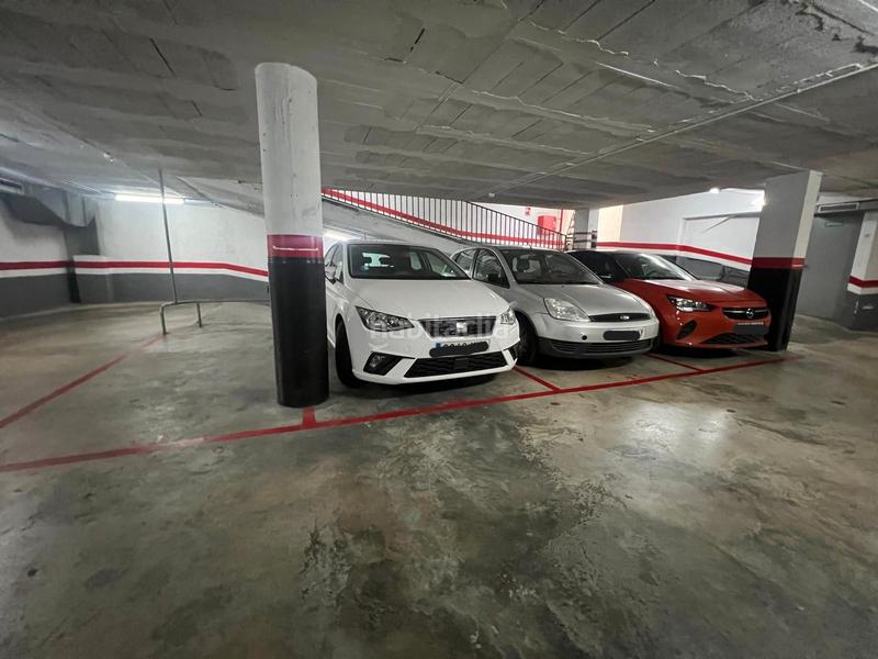 Foto f73b7773-9d9c-426d-8db6-527f9694ccc4. Parking coche en El Camp de l´Arpa del Clot Barcelona