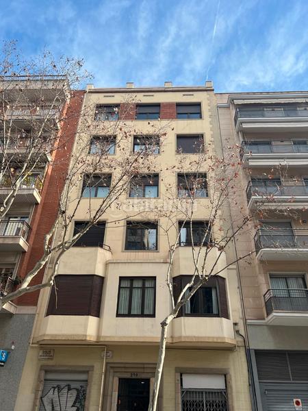 Foto 3a070189-48aa-4ff9-8f62-a013b39cfc82. Alquiler local comercial en Sagrada Família Barcelona