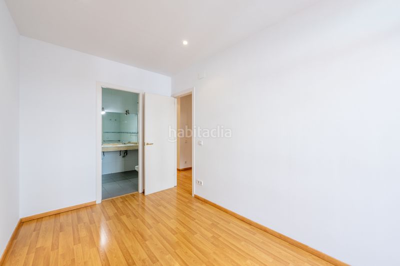 Foto 0a9f190c-9076-4015-93dd-2b1cccd2f850. Flat in plaça de Sants 9 in Sants Barcelona