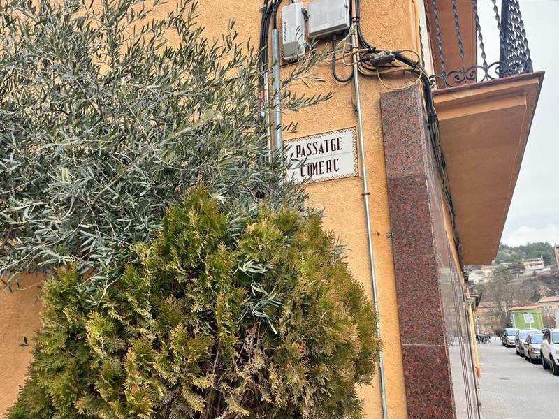 Foto 085bdec2-09f8-48a7-826f-1823b6d0fc57. Aparcament cotxe a comerc a Guardiola de Berguedà