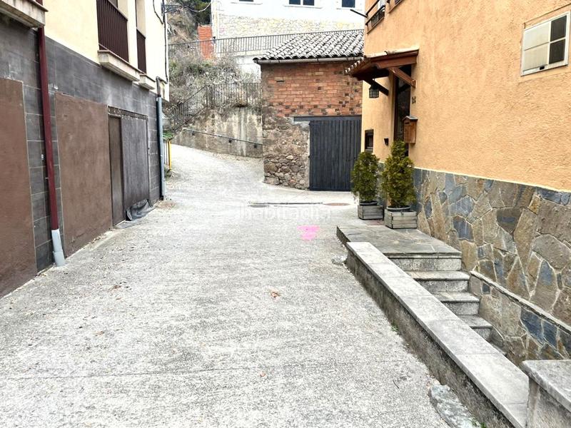 Foto bedd1935-a880-4a3c-833c-e1e64739eca2. Aparcament cotxe a comerc a Guardiola de Berguedà