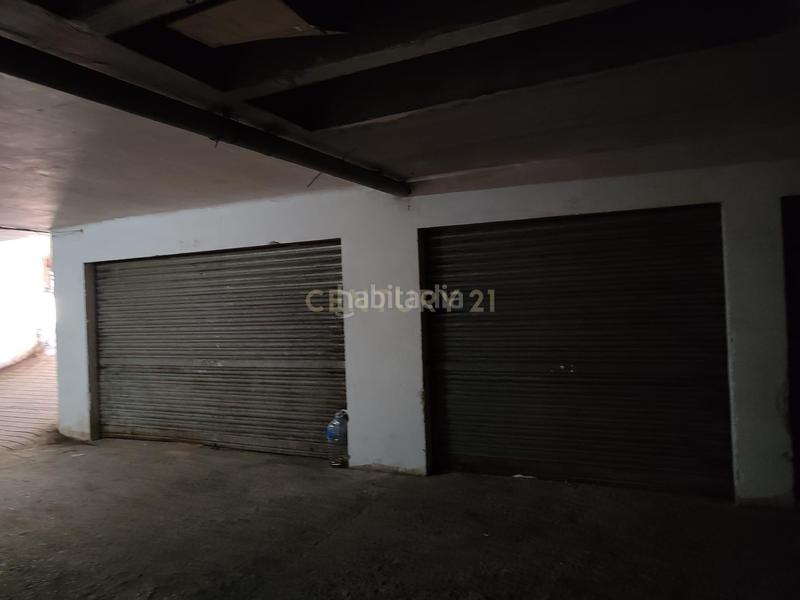 Foto c36a1da2-2cb9-48fc-ae49-81625d45ef05. Parking coche en Banyoles