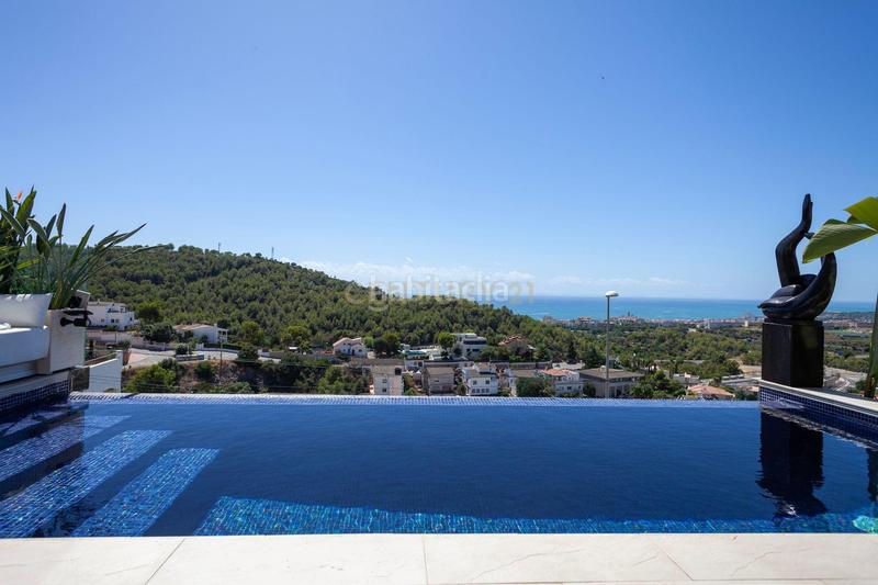 Foto 29bee700-8597-41d7-9bd0-c62b6eaf9dbb. Casa en av. dels garrofers vivir el mediterráneo desde lo más alto quintmar en Sitges
