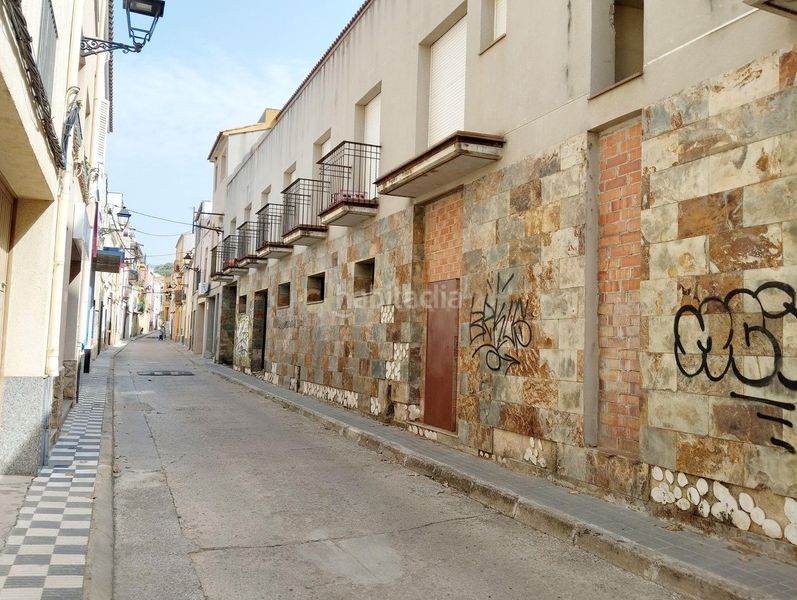 Foto 288a8b7e-b596-4d04-974d-29a70aa17b5c. Edifici a riera i penya a Arenys de Munt