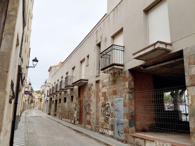 Foto f0c7790d-dae5-4866-bdf2-0dbc7f601a7e. Edifici a riera i penya a Arenys de Munt