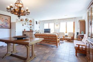 Casa a Urbanizacion can canyamars, 08318 dosrius, barcelona, spain. Tu refugio soado con vistas increbles y espacios para disfruta