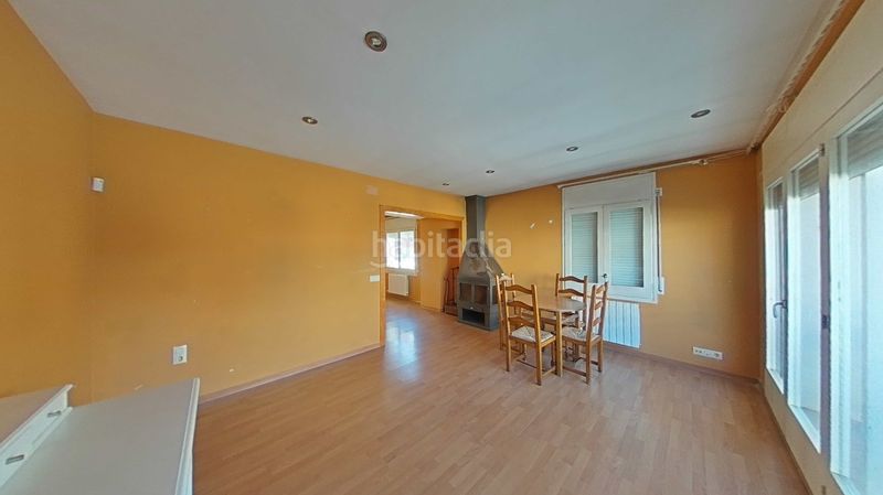 Foto c32d672f-6ba3-40c1-9010-f37abf55f51f. Casa a calle roure a Olot