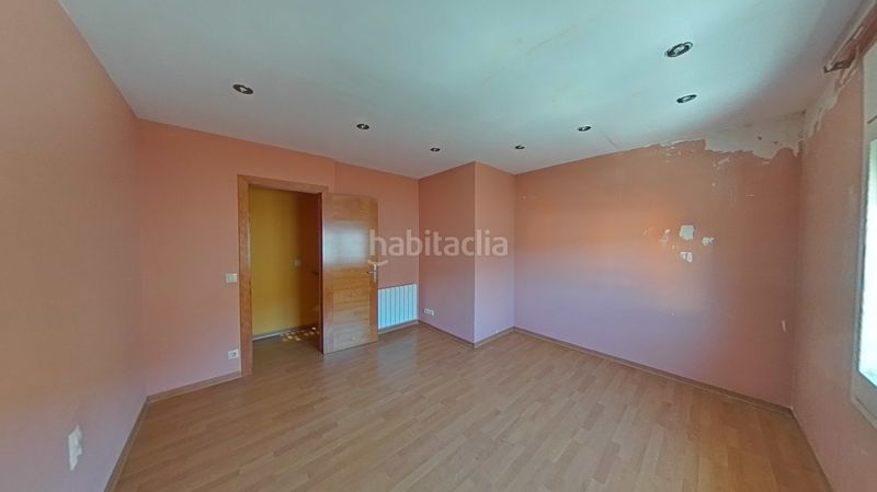 Foto f1a511ca-eca4-4af0-8fb8-d45b3af61848. Casa a calle roure a Olot