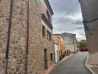 Haus in Ronda de la plaça, darnius, spain. Oportunidad inversión piso alquilado en girona  renta segura!