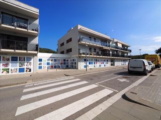 Car parking in De la bomba, 3