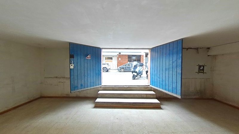 Foto fe7f9833-d379-435d-b46f-722460542041. Nau industrial a progres a Centre Pineda de Mar