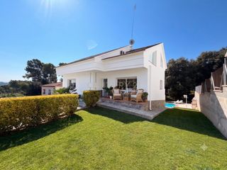 Casa  Carrer doctor gregorio marañón, santa eulàlia de ronçana, spain. Casa a 4 vientos con piscina y vistas a la montaña en santa eulà