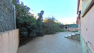 House  Canigo, 27. Amplia casa en vilafant con terrazas y parking, ideal para refor