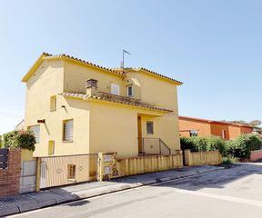Casa in Carrer de ramon muntaner, torroella de montgrí, spain. Espectacular casa unifamiliar independiente a 4 vientos en torro