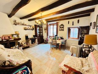 House in Torell. Encantadora casa rstica al centre de torell amb accs per dos