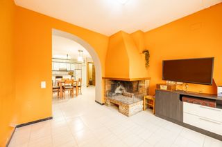 Etagenwohnung in Montesquiu. Pis amb molt de caràcter, amplia terrassa i llar de foc a montes