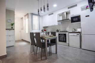 Rent Flat  Carrer de la cera. Piso de 2 dormitorios en alquiler con balcón