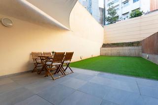 Rent Ground floor  Carrer de castellbò. Atractivo piso de 3 dormitorios en alquiler