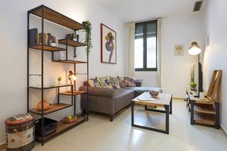 Rent Flat  Carrer de sant martí. Confortable piso de dos dormitorios en alquiler