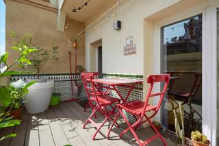 Rent Flat  Carrer nou de la rambla. Encantador piso de 1 dormitorio con terraza en alquiler
