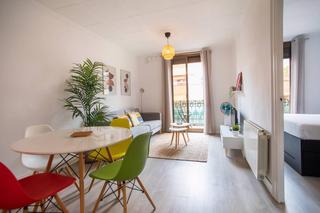 Pis  Carrer de ricart. Luminoso piso en edificio catalogado