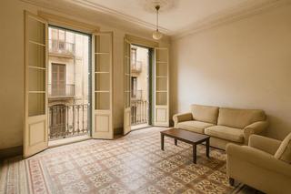 Piso  Carrer de simó oller. Piso grande para reformar con 6 luminosos balcones