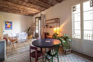 Alquiler Piso  Carrer de castella. Encantador apartamento de 3 habitaciones con bóveda catalana en