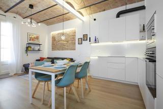 Miete Etagenwohnung  Carrer de la diputació. Colorido piso de 1 dormitorio en alquiler