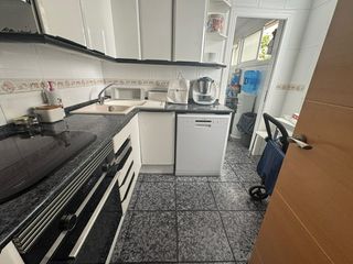 Pis  Carrer de santander. Piso en badia conservado