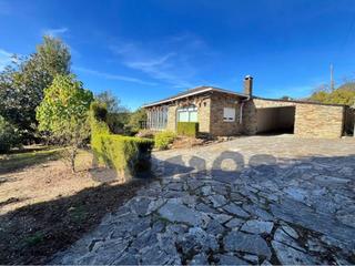 Casa a Corgo (O). Casa de piedra con parcela cerrada en venta.  a solo 3 km de nad