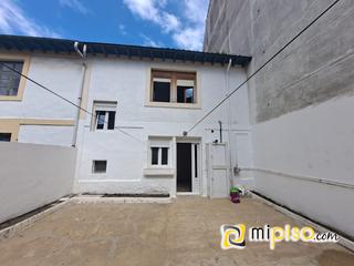 Flat in Centro. Inmobiliaria mipiso  os presenta esta magnífica casa adosada en
