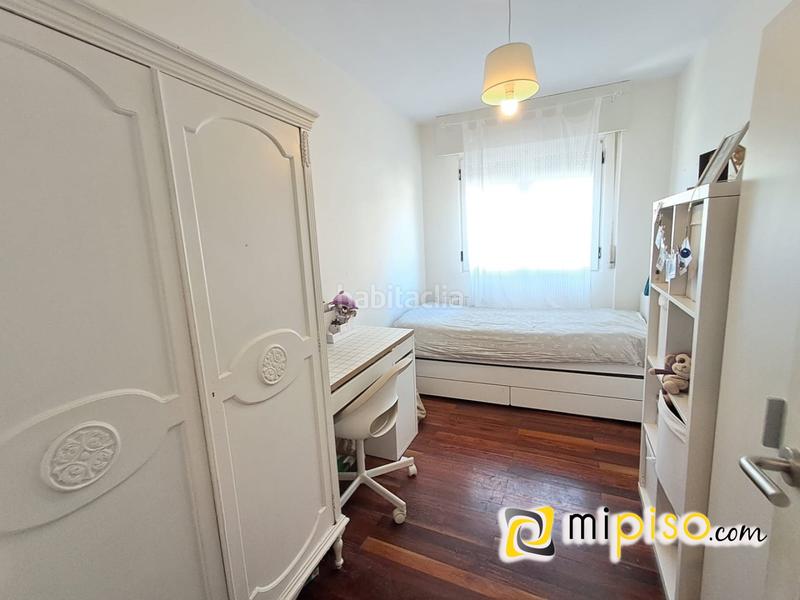 Foto 1514aac0-1918-4f4a-adcb-c0169c9127e7. Piso desde inmobiliaria mipiso os presentamos este fantástico piso en pleno Centro de la villa marinera. ubicado en una zona inmejorabl en Laredo