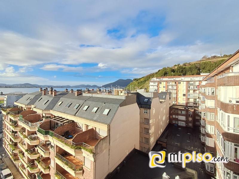 Foto 202a574e-abd0-49d0-8ca0-2b3eb3443896. Piso desde inmobiliaria mipiso os presentamos este fantástico piso en pleno Centro de la villa marinera. ubicado en una zona inmejorabl en Laredo