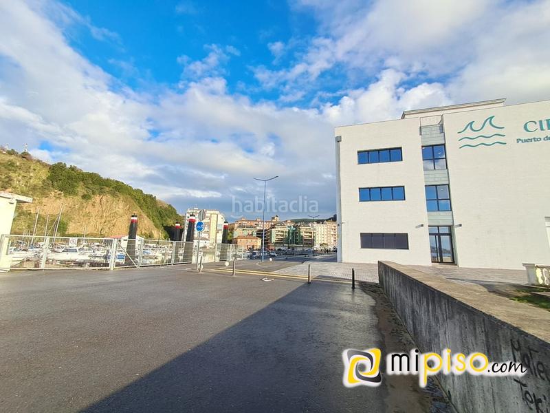 Foto 26e78129-e60f-4e8e-8853-a52745c00cd3. Piso desde inmobiliaria mipiso os presentamos este fantástico piso en pleno Centro de la villa marinera. ubicado en una zona inmejorabl en Laredo