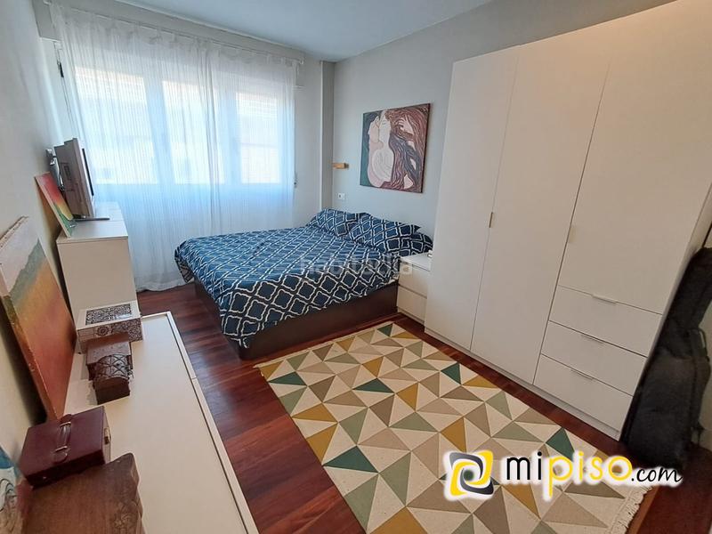 Foto 4081cc82-d0a6-4da9-8293-22ce40cf25f3. Piso desde inmobiliaria mipiso os presentamos este fantástico piso en pleno Centro de la villa marinera. ubicado en una zona inmejorabl en Laredo